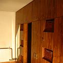 Skříň v chodbě (dekor lamina dub rustikal)